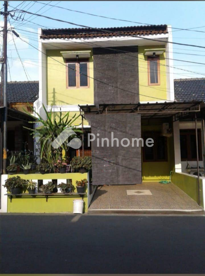 dijual rumah 2 lantai 3kt 84m2 di jln antapani