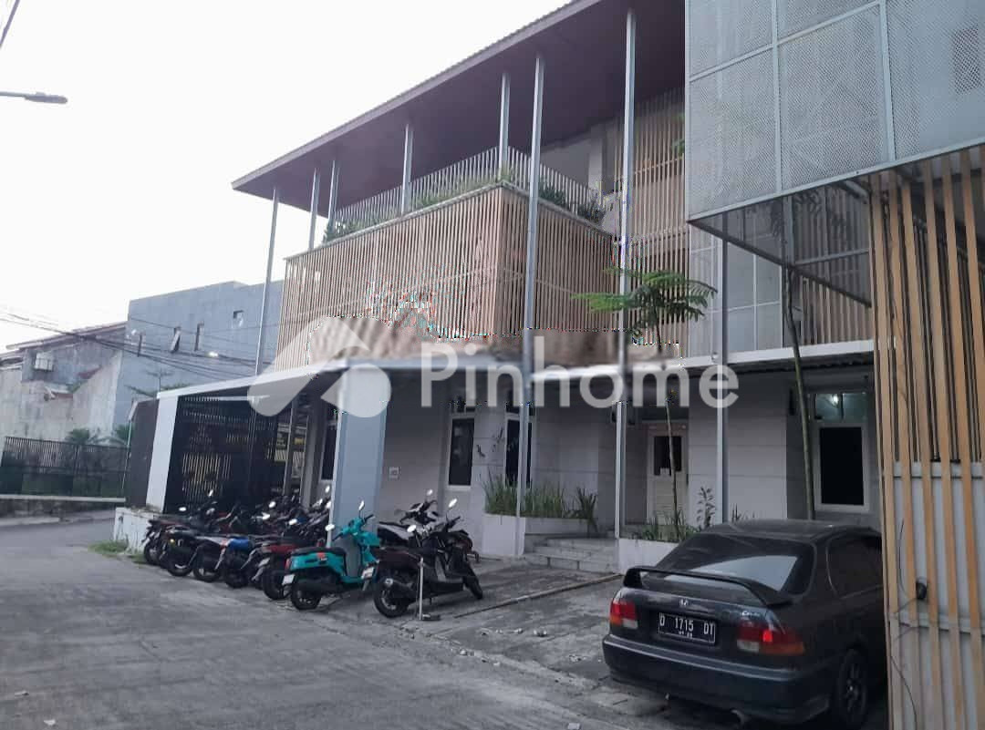 dijual rumah 3 lantai 52kt 500m2 di cisitu dago