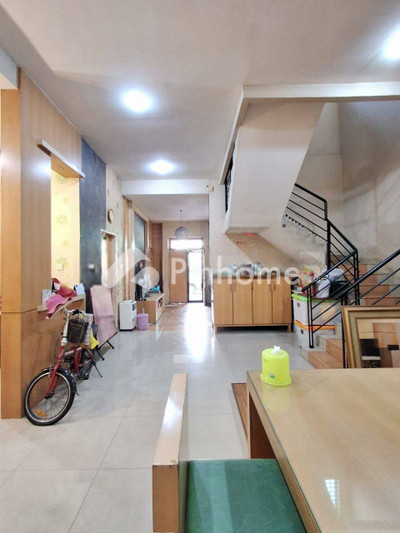 dijual rumah 2 lantai 3kt 120m2 di kompleks cemara asri - 2