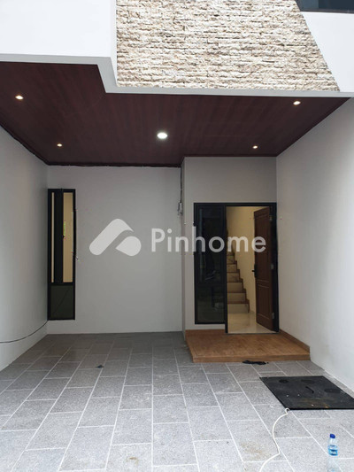dijual rumah 2 lantai 2kt 45m2 di jl jatinegara kaum - 2