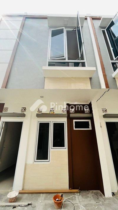 dijual rumah 2 lantai 2kt 20m2 di jl cipinang elok 1 - 2