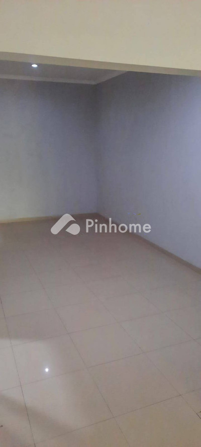 dijual rumah 2 lantai 4kt 126m2 di tenggilis mejoyo - 2