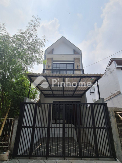 dijual rumah 3 lantai 3kt 49m2 di jl pratama - 2