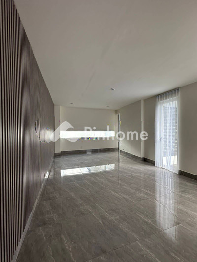dijual rumah 2 lantai 4kt 424m2 di royal residence - 3