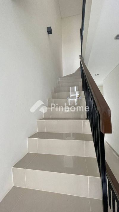 dijual rumah 2 lantai 3kt 60m2 di serpong - 2