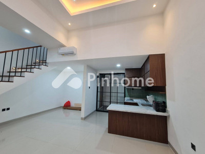 dijual rumah 3 lantai 3kt 49m2 di jl pratama - 5