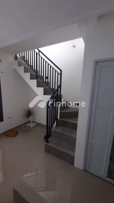 dijual rumah 2 lantai 2kt 36m2 di jl kayu manis timur - 2