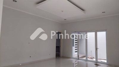 dijual rumah 2 lantai 4kt 300m2 di serpong - 3