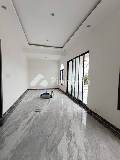 dijual rumah 1 lantai 6kt 216m2 di pakuwon city - 4