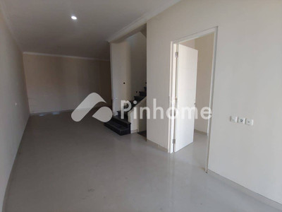 dijual rumah 1 lantai 5kt 78m2 di pakuwon city - 2