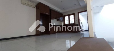 dijual rumah 2 lantai 4kt 250m2 di kembangan - 4