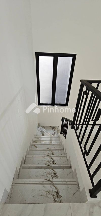 dijual rumah 2 lantai 4kt 135m2 di serpong - 2