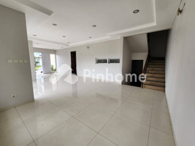 dijual rumah 3 lantai 4kt 250m2 di grisenda - 2