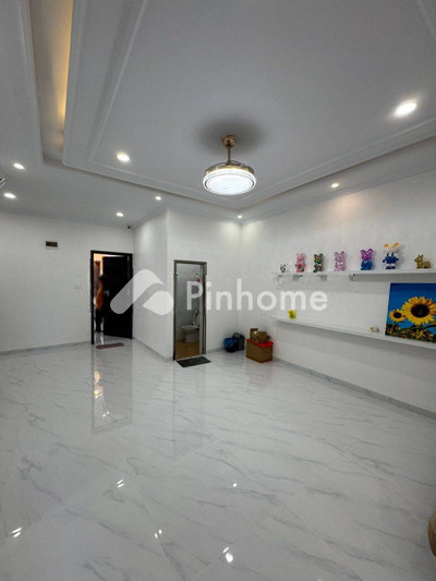 dijual rumah 3 lantai 5kt 144m2 di perumahan victory residence - 5