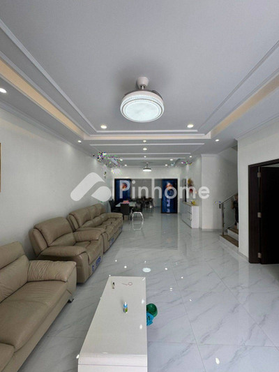 dijual rumah 3 lantai 5kt 144m2 di perumahan victory residence - 2