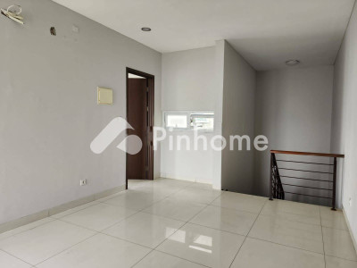 dijual rumah 3 lantai 4kt 250m2 di grisenda - 5