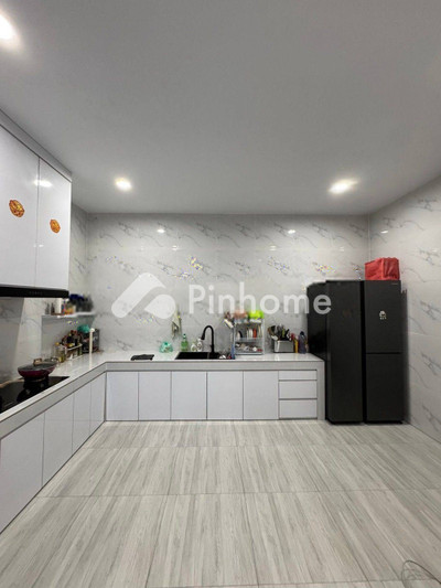 dijual rumah 3 lantai 5kt 144m2 di perumahan victory residence - 3