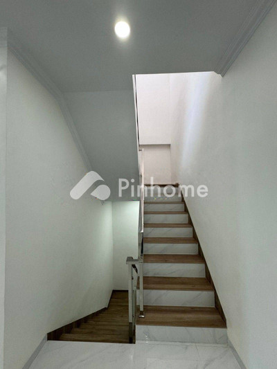 dijual rumah 3 lantai 5kt 144m2 di perumahan victory residence - 4