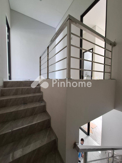 dijual rumah 1 lantai 4kt 90m2 di tenggilis mejoyo - 2