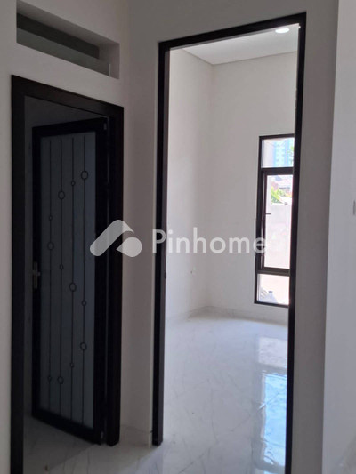 dijual rumah 1 lantai 4kt 90m2 di tenggilis mejoyo - 3