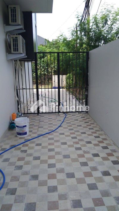 dijual rumah 2 lantai 5kt 240m2 di karawaci - 4