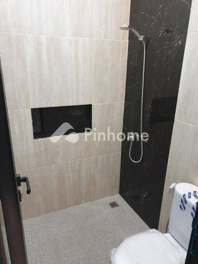 dijual rumah 2 lantai 2kt 45m2 di jl jatinegara kaum - 3
