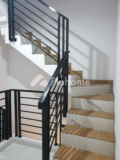 dijual rumah 2 lantai 2kt 45m2 di jl jatinegara kaum - 4