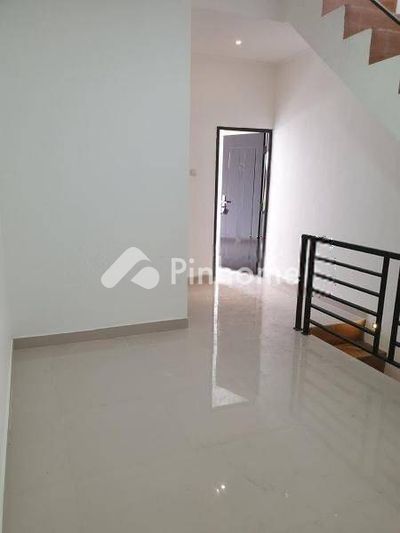 dijual rumah 2 lantai 2kt 40m2 di jl pramuka sari - 2