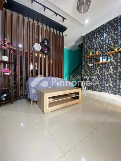 dijual rumah 2 lantai 4kt 105m2 di jl flamboyan i - 3