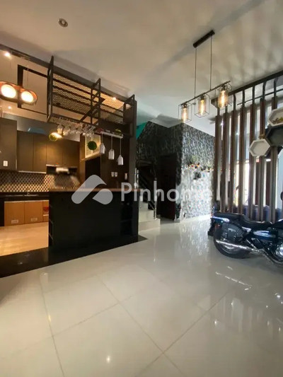 dijual rumah 2 lantai 4kt 105m2 di jl flamboyan i - 4