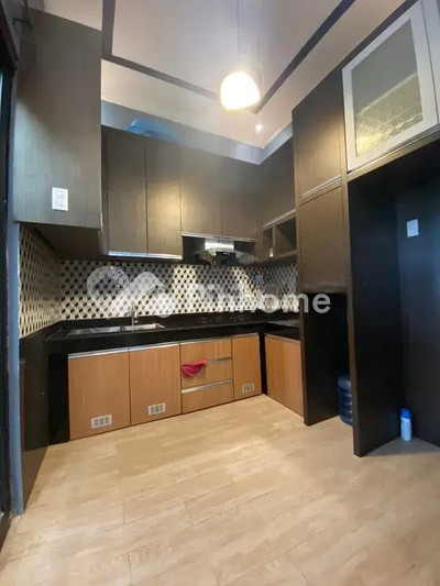 dijual rumah 2 lantai 4kt 105m2 di jl flamboyan i - 5