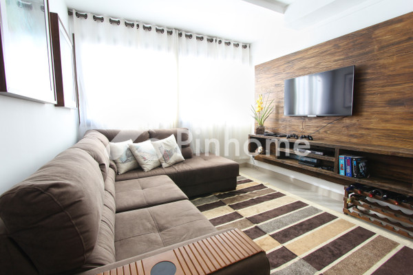 Rumah Dijual di Kebayoran Baru, Kota Jakarta Selatan, 3 KM, 2 KT, LT 501m², LB 300m²