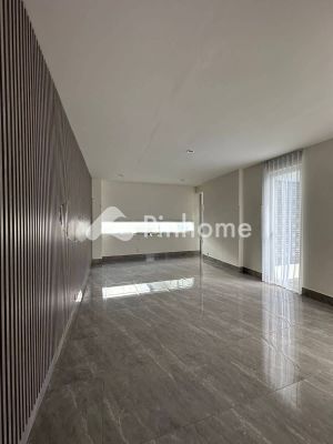 Rumah Dijual di Wiyung, Kota Surabaya, 4 KM, 4 KT, LT 424m², LB 500m² - 2