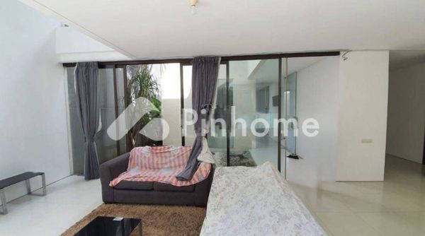 Rumah Dijual di Wiyung, Kota Surabaya, 5 KM, 5 KT, LT 337m², LB 375m² - 3