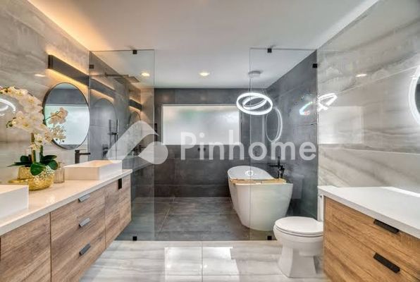 Sewa Rumah di Banjarsari, Kota Surakarta, 2 KM, 3 KT, LT 251m², LB 303m² - 4