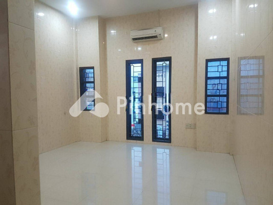 Rumah Dijual di Medan Timur, Kota Medan, 4 KM, 4 KT, LT 64m², LB 182m² - 5