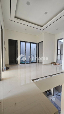 Rumah Dijual di Mulyorejo, Kota Surabaya, 4 KM, 5 KT, LT 135m², LB 238m² - 2