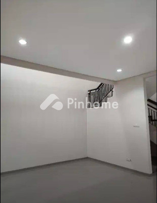 Rumah Dijual di Gubeng, Kota Surabaya, 5 KM, 5 KT, LT 198m², LB 250m² - 3