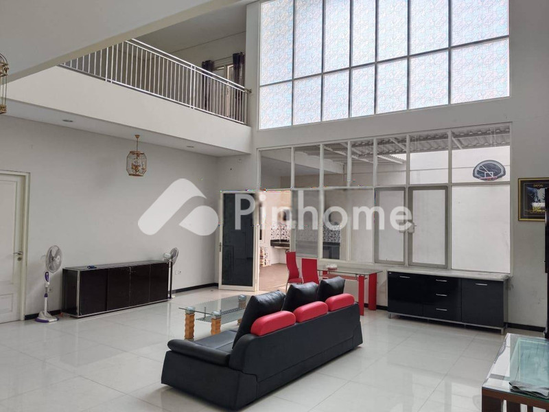 dijual rumah 2 lantai 5kt 312m2 di sawahan - 1