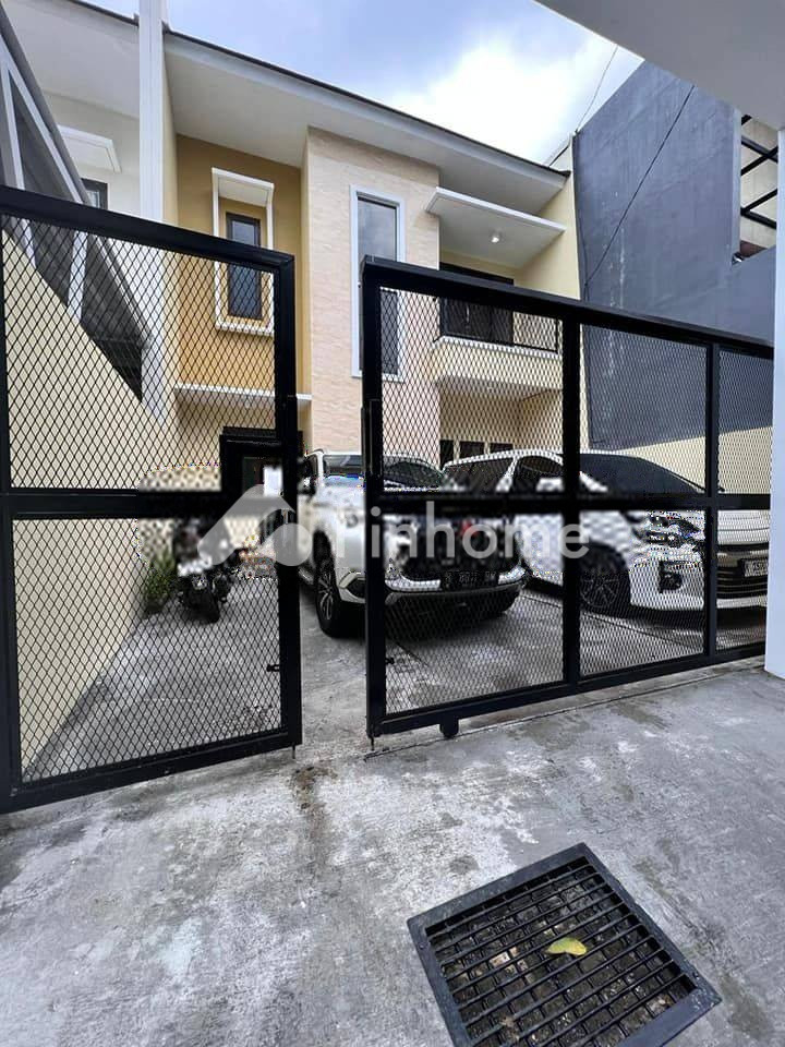 dijual rumah 2 lantai 3kt 184m2 di selangkah ke jalan karaangrejo raya banyumanik - 1