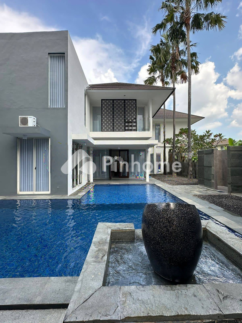 dijual rumah 2 lantai 4kt 424m2 di royal residence - 1