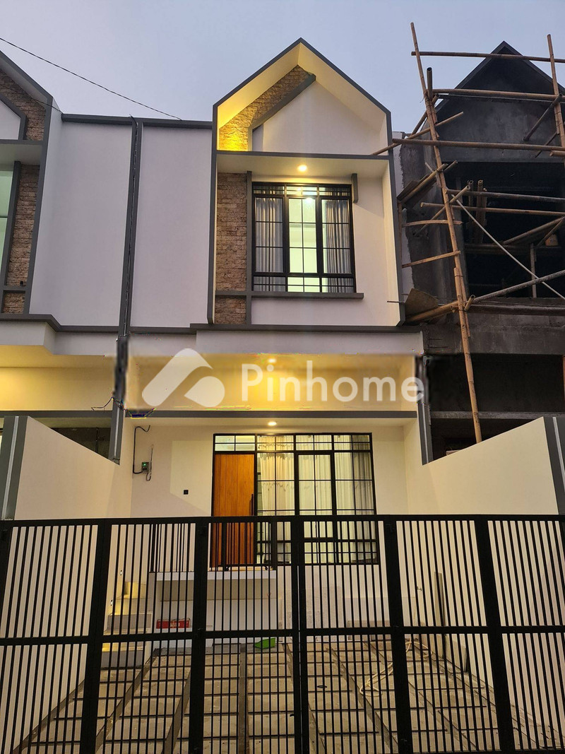 dijual rumah 3 lantai 3kt 49m2 di jl pratama - 1