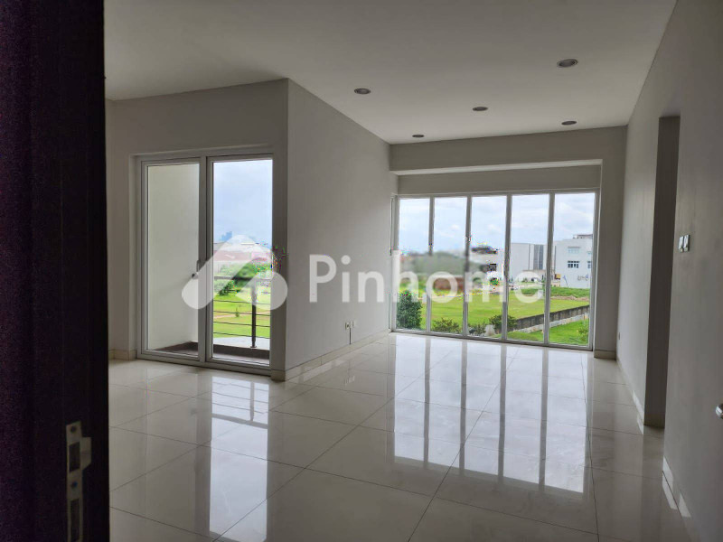 dijual rumah 3 lantai 4kt 250m2 di grisenda - 1