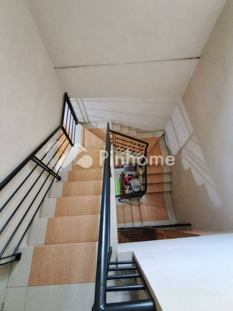 dijual rumah 2 lantai 3kt 120m2 di kompleks cemara asri - 1