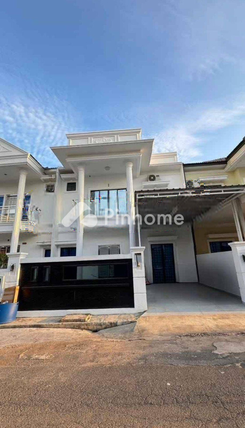 dijual rumah 3 lantai 5kt 144m2 di perumahan victory residence - 1