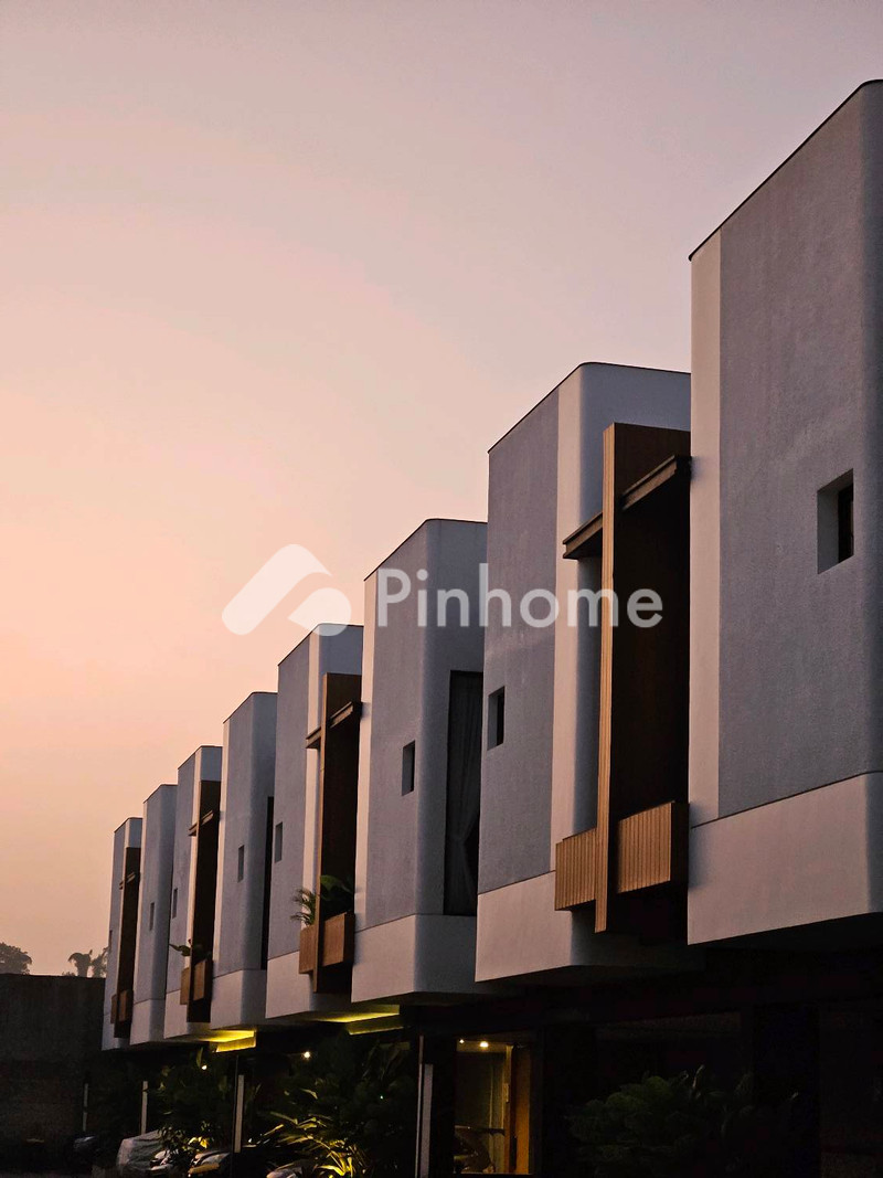 disewakan rumah 3kt 60m2 di mororejo - 2