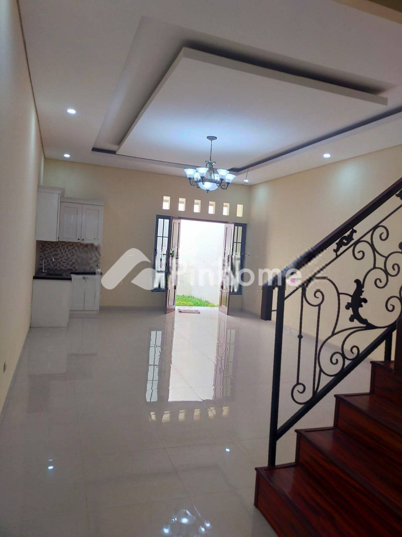 dijual rumah 2 lantai 3kt 136m2 di pal merah palmerah - 1