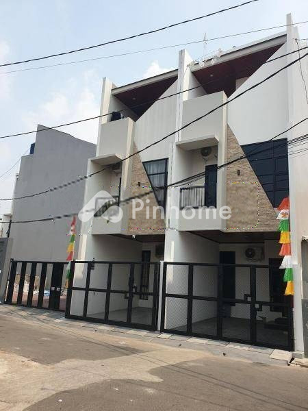 dijual rumah 2 lantai 2kt 45m2 di jl jatinegara kaum - 1