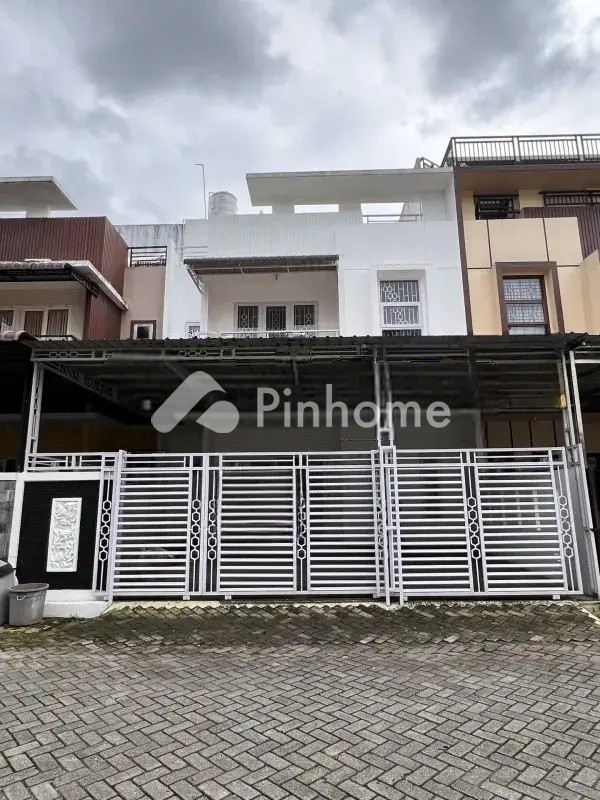 dijual rumah 2 lantai 4kt 132m2 di jl karya wisata - 1