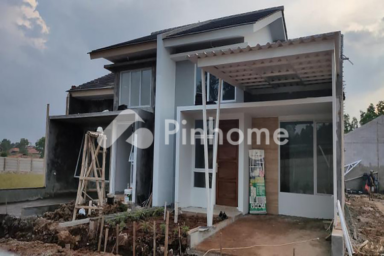 dijual rumah 2 lantai 3kt 200m2 di alpha